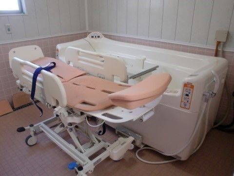 すまいるハッピー日進の機械浴室。常時スタッフがつきますので、安心してご入浴いただけます。