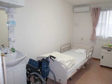 すまいるハッピー日進の居室。介助家具を完備しておりますので毎日を快適にお過ごしいただけます。