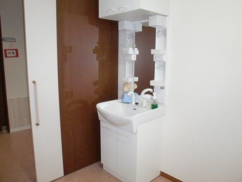 すまいるハッピー日進の居室入り口。車いすの方でも簡単に開けられる仕様となっております。