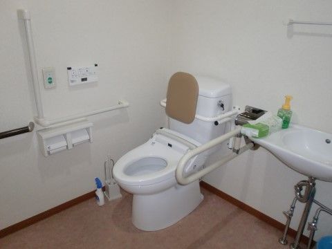 すまいるハッピー日進のトイレ。車いすのまま入室できますので気軽にご使用いただけます。