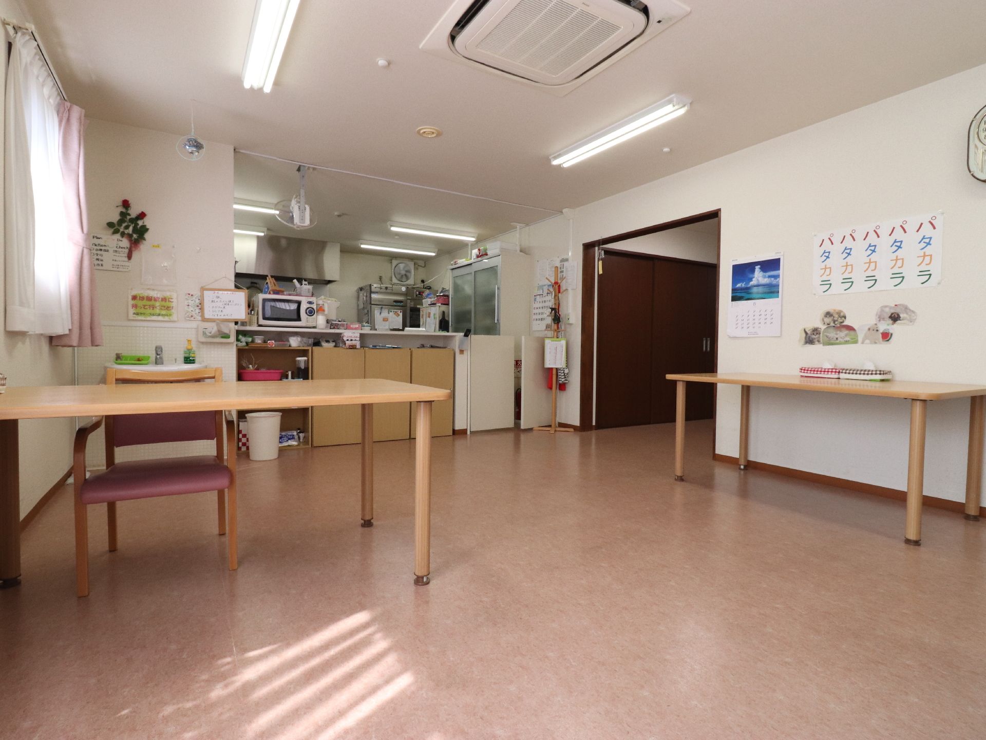 ダイニングルームは、時に多目的ルームになることがある。そのため、丸椅子が用意されていたり、ホワイトボードがあったりする。