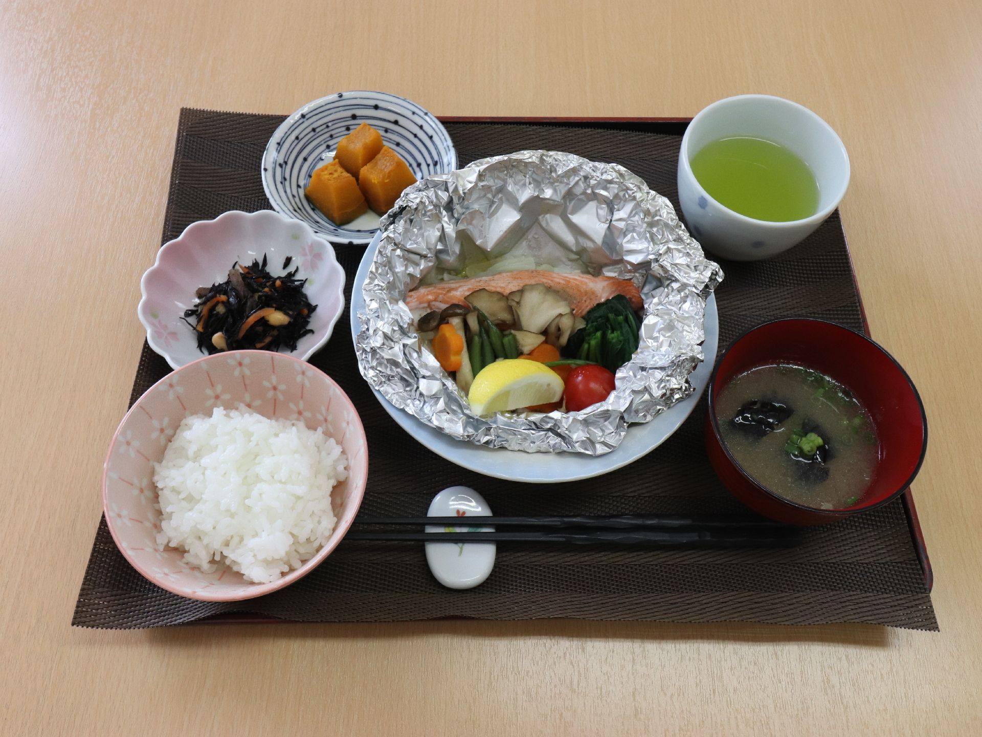この日の献立は、鮭のホイル焼きである。付け合わせの野菜の彩りも鮮やかで食欲をそそるメニューになっている。