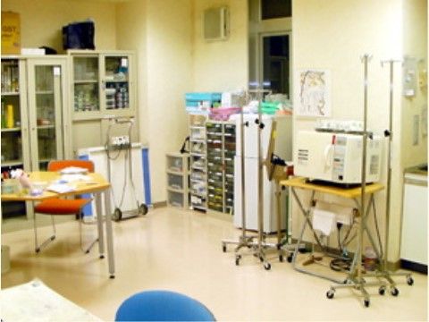 点滴台や書棚、薬棚などが所せましと並べられたナースステーション