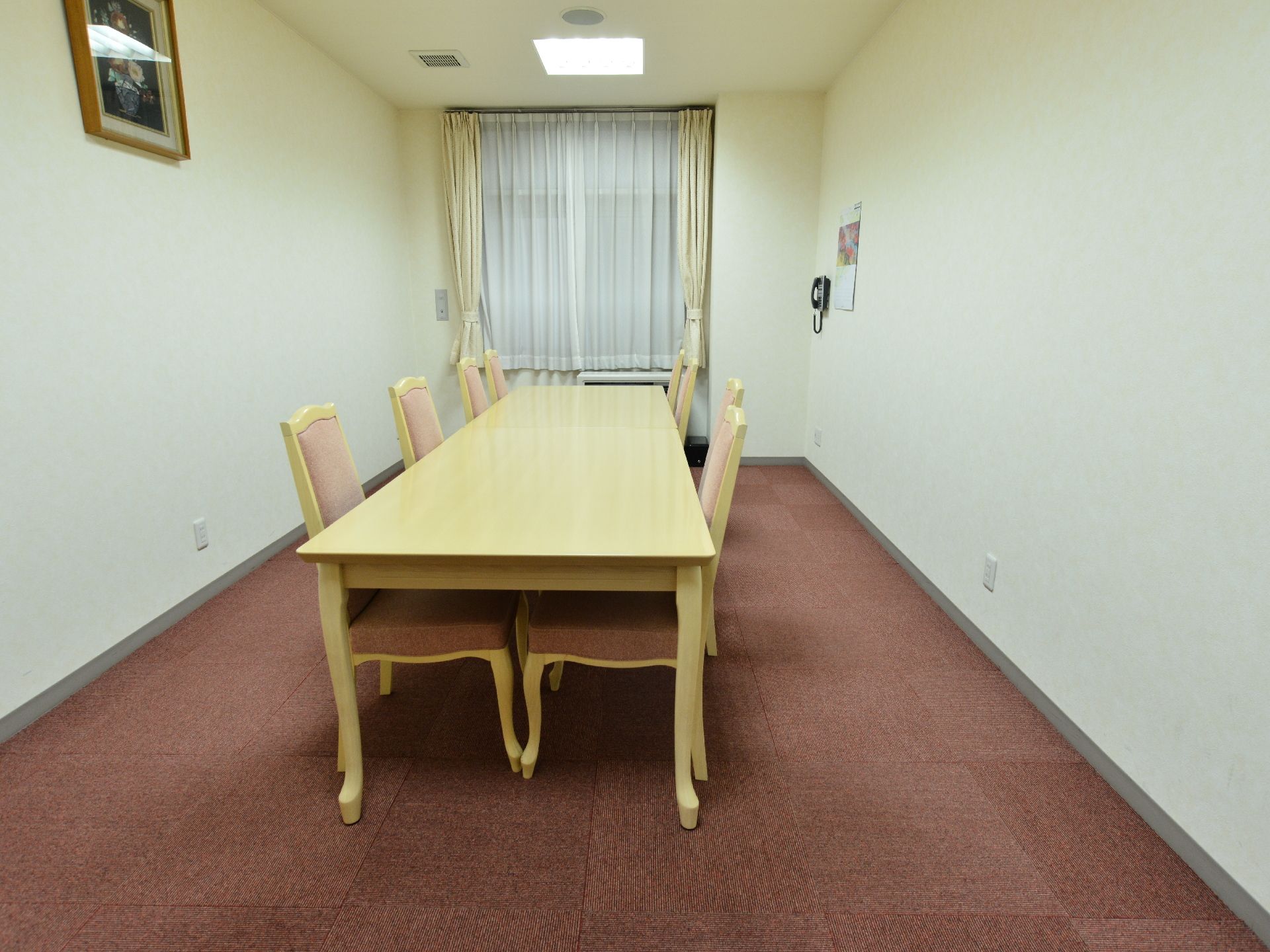 ブラウン系のカーペットが敷き詰められた談話室である。形は細長く、長方形のテーブルを横長に並べて椅子を置いている。