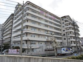 施設は8階建ての大きな建物である。2階以上にはベランダがあり、建物の角部分も繋がったフェンスが設置されている。