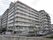 施設は8階建ての大きな建物である。2階以上にはベランダがあり、建物の角部分も繋がったフェンスが設置されている。