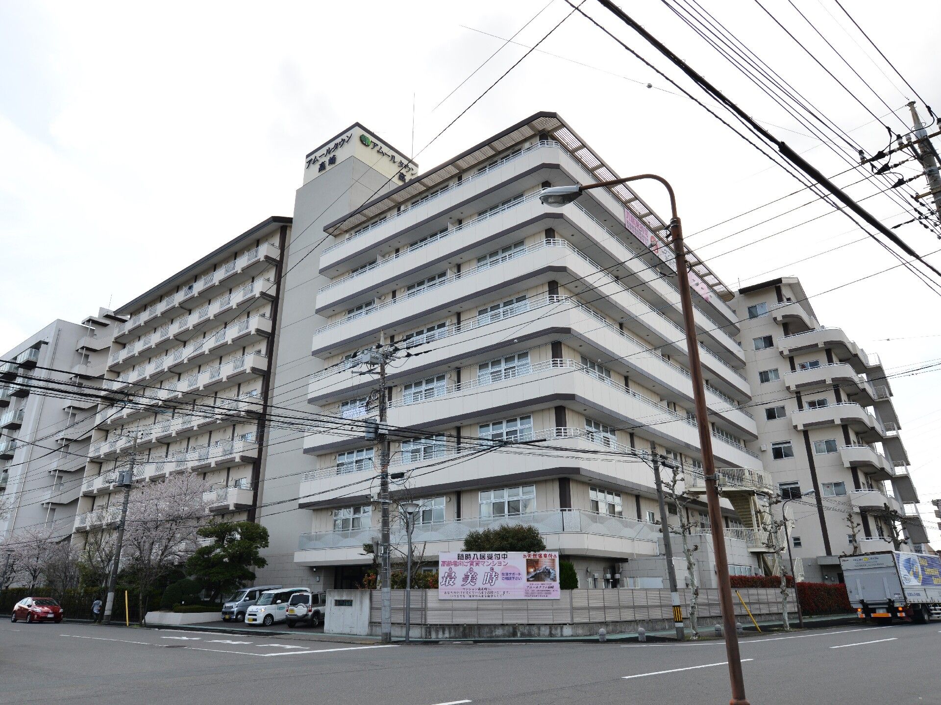 大きな道路の角地に建つ、窓のたくさんある入居型施設