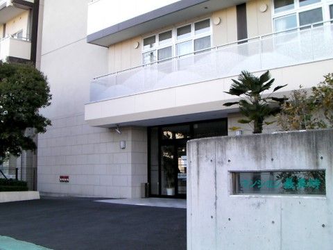 余分なものがなくすっきりとした印象の駐車スペースとエントランス