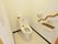 個人用の居室のトイレは夫婦用に比べやや小さい個室にウォシュレットの水洗トイレがあり壁にはスイッチ類と手すりが設置されている。