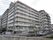 施設は白の8階建てのマンション風の外観の建物。建物の敷地も大きくとても多くの部屋数があるのが判る。壁面には施設名の看板が貼られている。