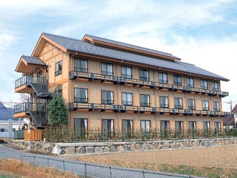 周囲を生垣で覆われ、見晴らしの良い立地にある３階建ての施設