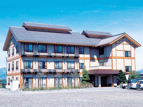 ロッジを思わせる外観で大きな三角屋根が特徴的な３階建ての施設