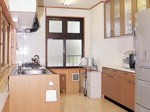吊戸棚や食器棚など収納が充実している明るく広々としたキッチン