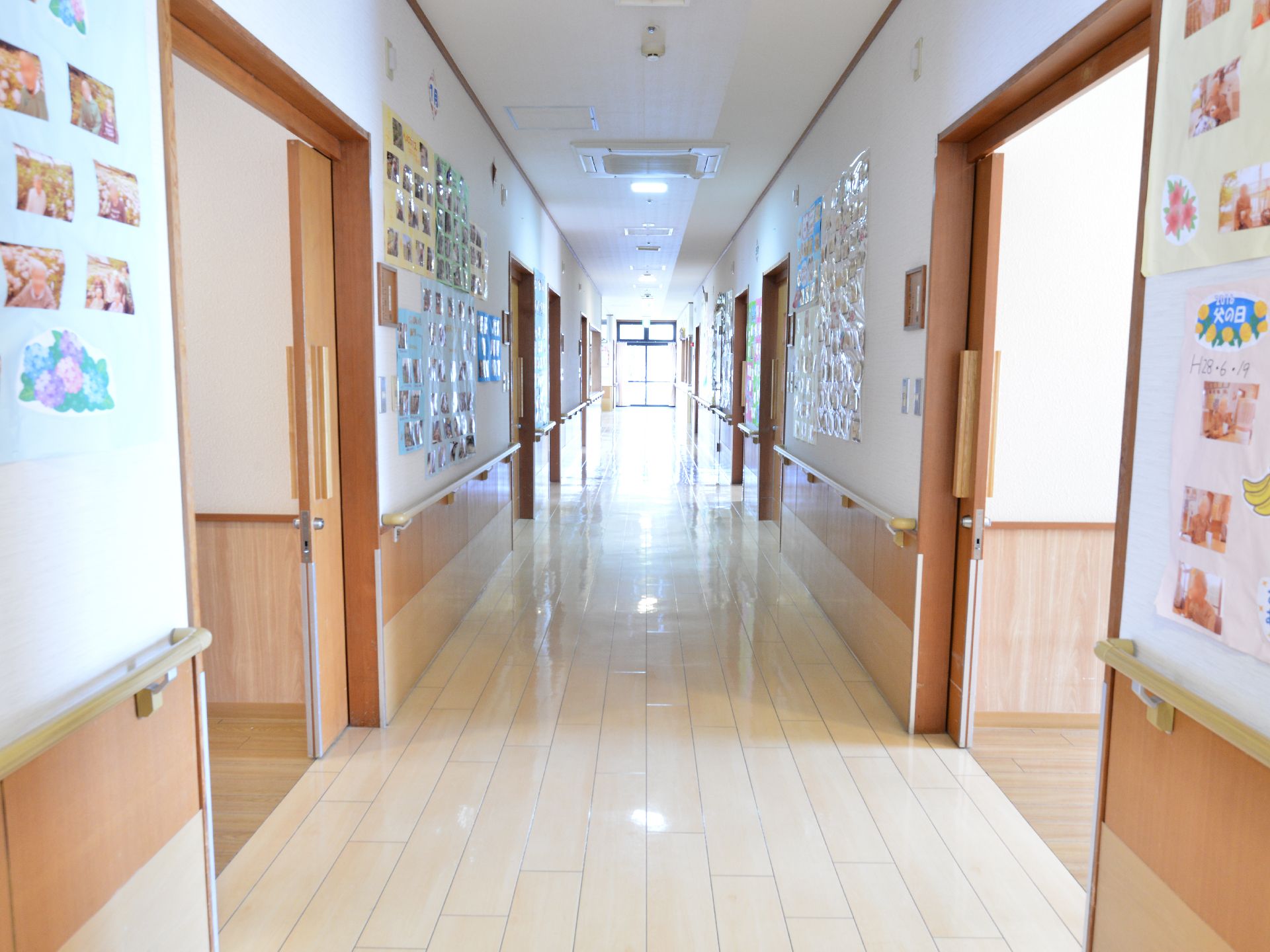 奥行きのある通路はドアが開かれていてオープンスペースとなっており、さらに壁にはたくさんの記念写真が貼られている。