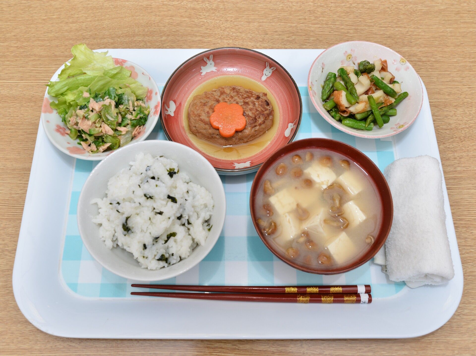わかめごはんと、茸と豆腐のお味噌汁。