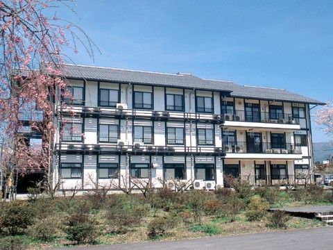 外階段が設置されており、各部屋にベランダが付いている３階建ての建物