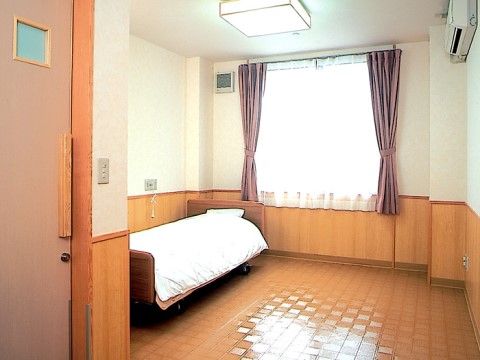 トイレや介護ベッド、エアコンが備わっている個室の居室