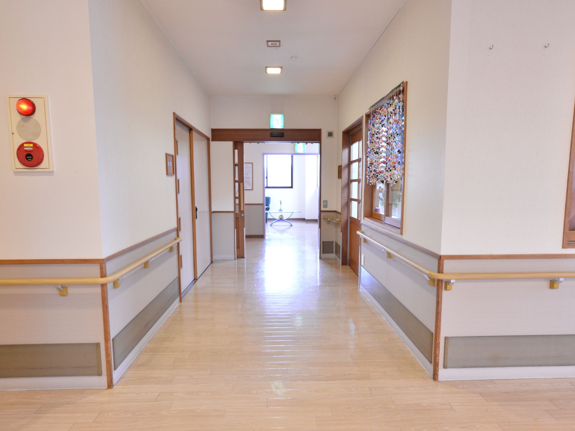 通路の手前には非常用ボタンがあり、その奥にはドアが開けられた状態で部屋の内部を確認することができる。