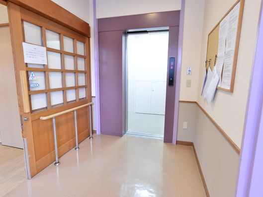 ドアが開いているエレベーター