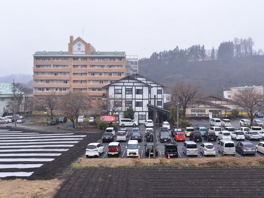 施設外部の駐車場