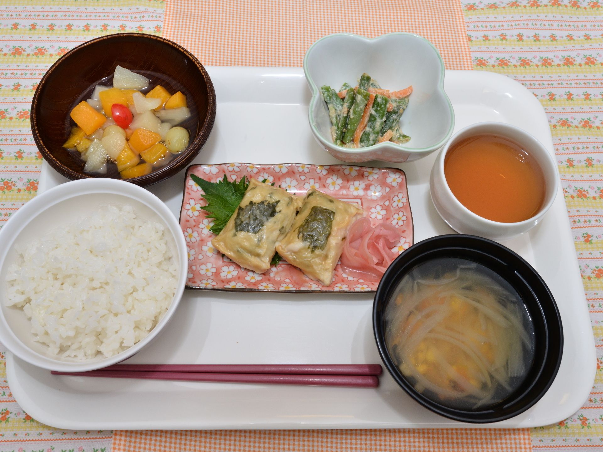 白いお盆には6種類の食事がのっており、ご飯とみそ汁を始めとしておかず、副菜、デザートまでついている。