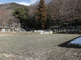 静かな町の風景と施設の外観