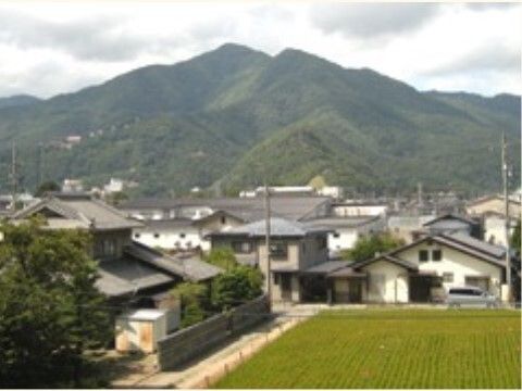 エントランスに手すり付きスロープが設けられている平屋建ての施設