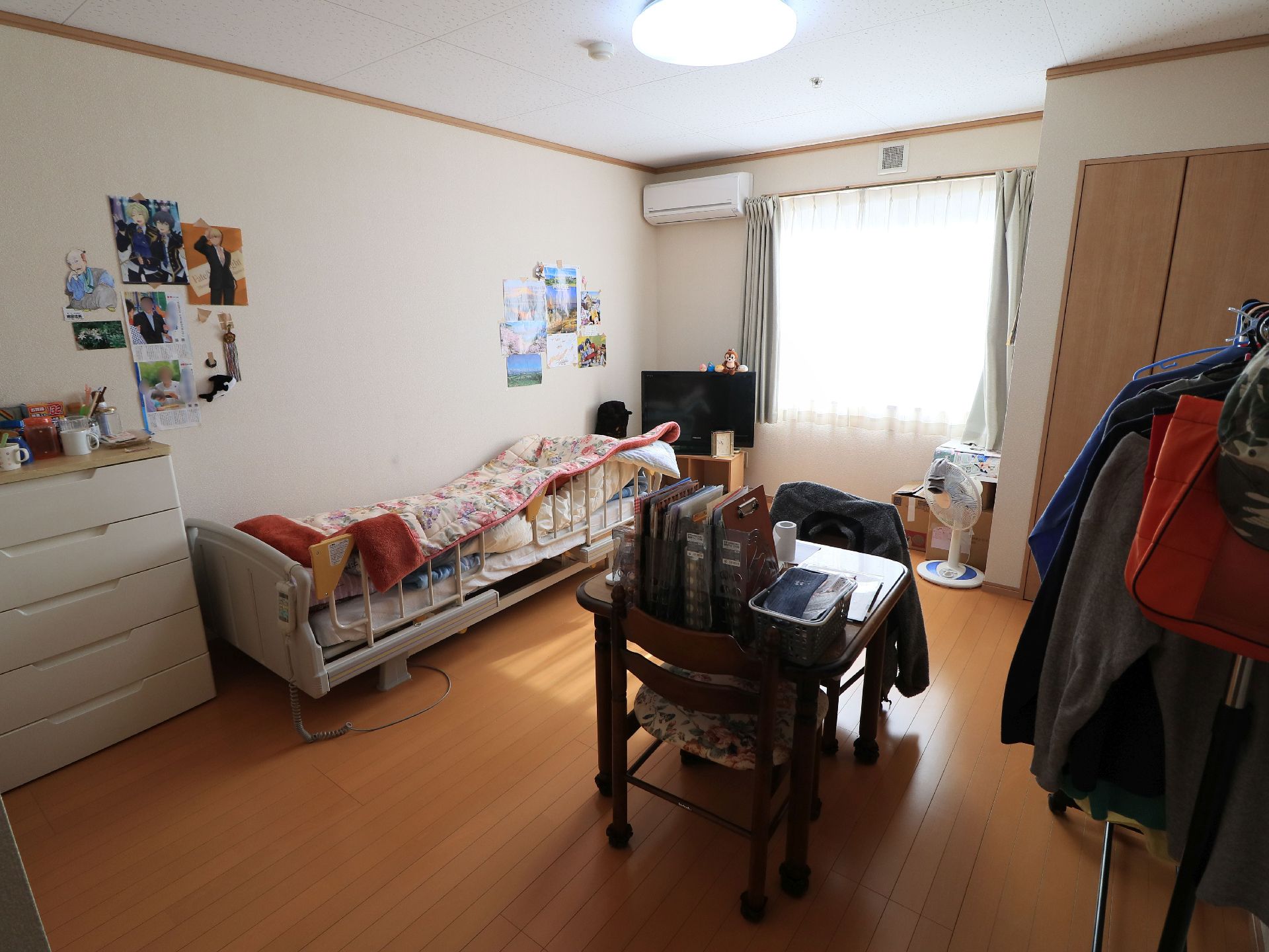 エアコンやテレビなどの家電付きの居室である。床は全面が畳になっている。窓は２つあり、それぞれにカーテンも取りつけられている。