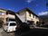 駐車場を完備した2階建ての施設である。ベージュ系の外壁に、施設名称の入った緑色の看板が設置されている。