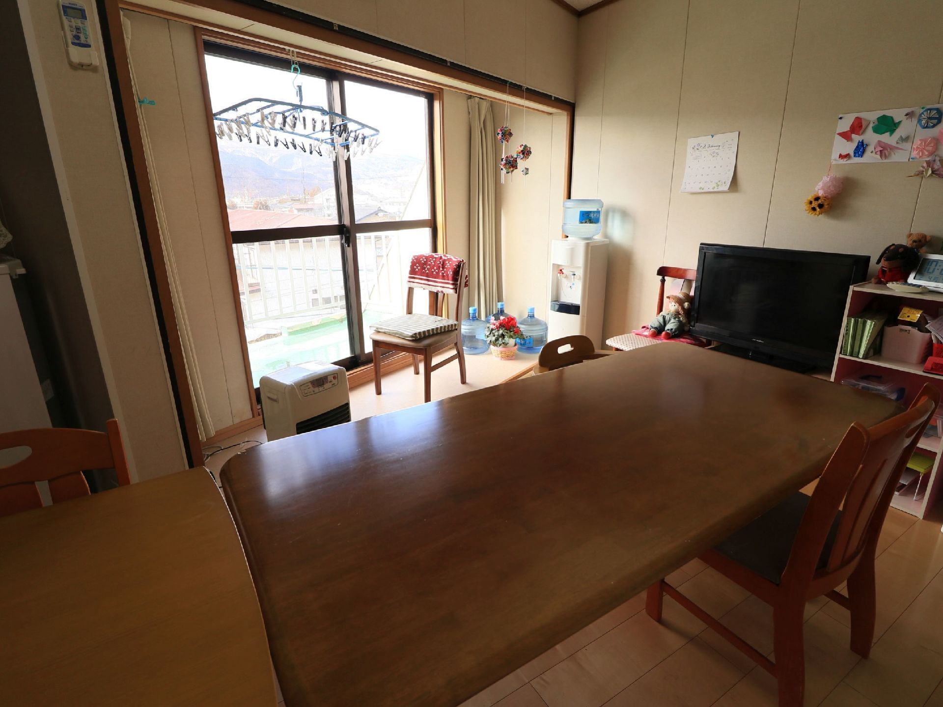室内は2面採光になっていて、日当たり良好で居心地の良い雰囲気。白い内装が清潔感を醸し出し、くつろいで落ち着いて過ごすことができる。