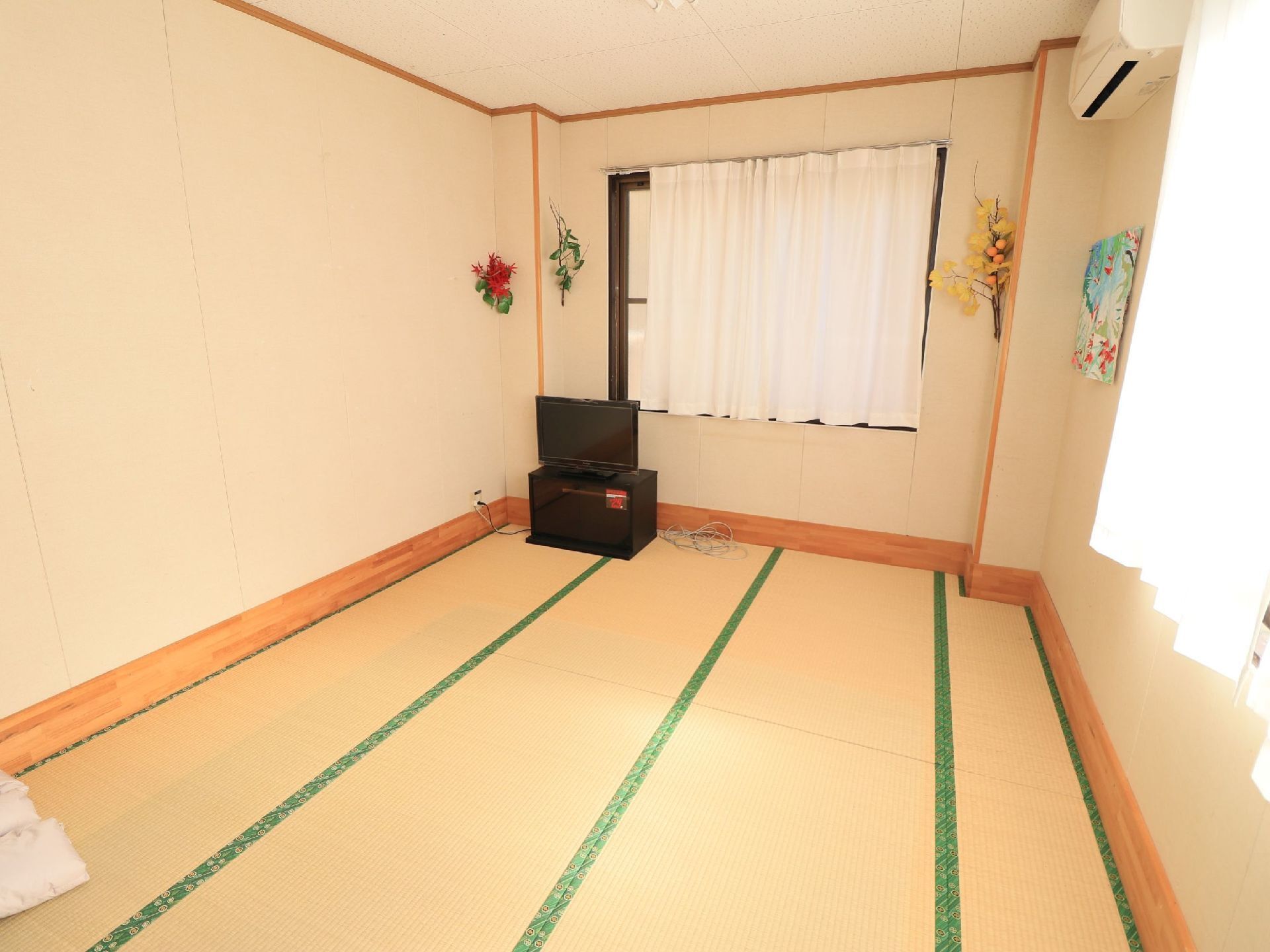 窓から日が良く入り、室内は明るく居心地の良い雰囲気。入居者様の生活導線が考慮されて家具が配置されている。