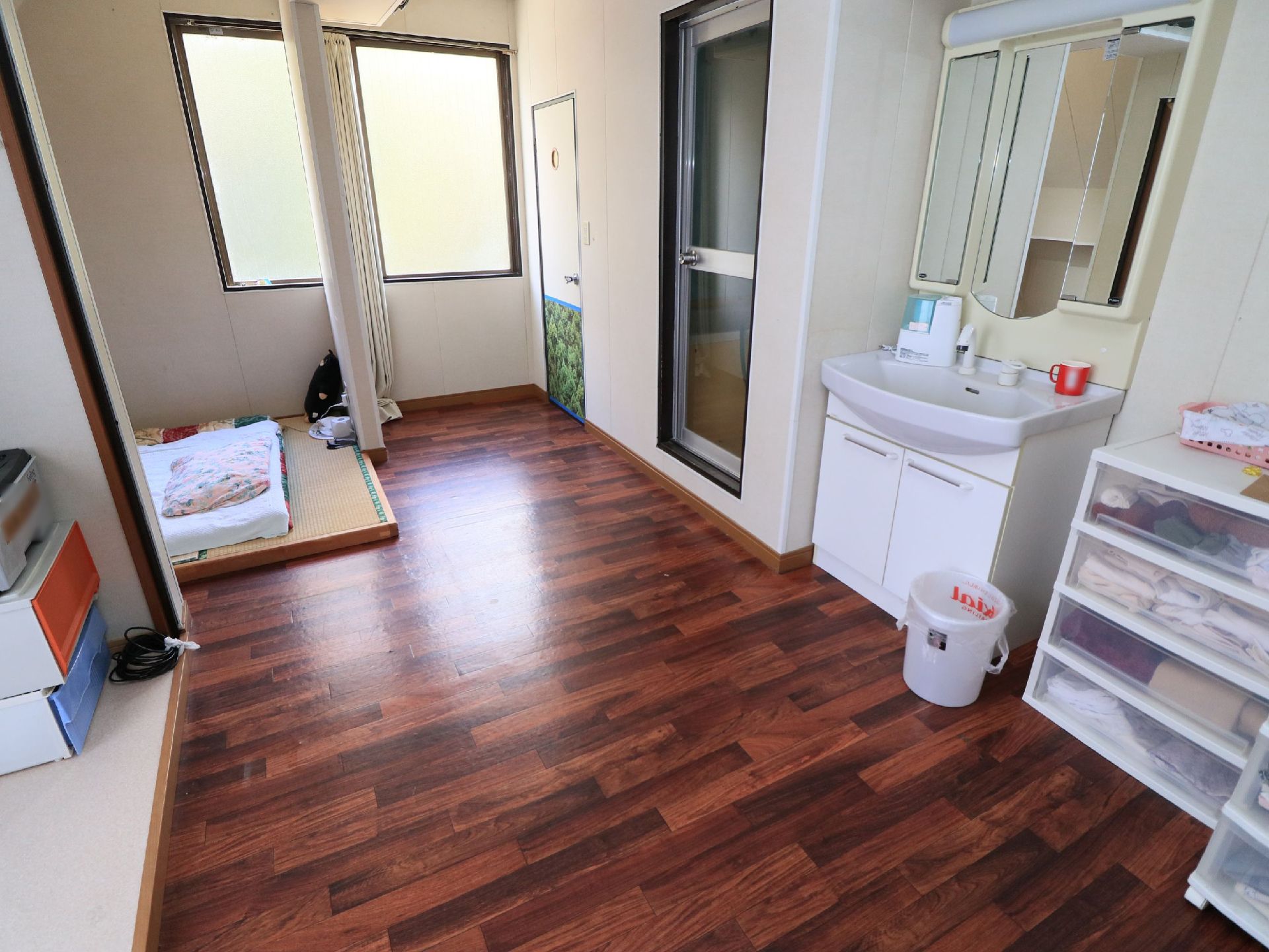 明るく広々とした室内にはテーブルが間を空けて配置されている。通路を広く確保して、進みやすいようになっている。