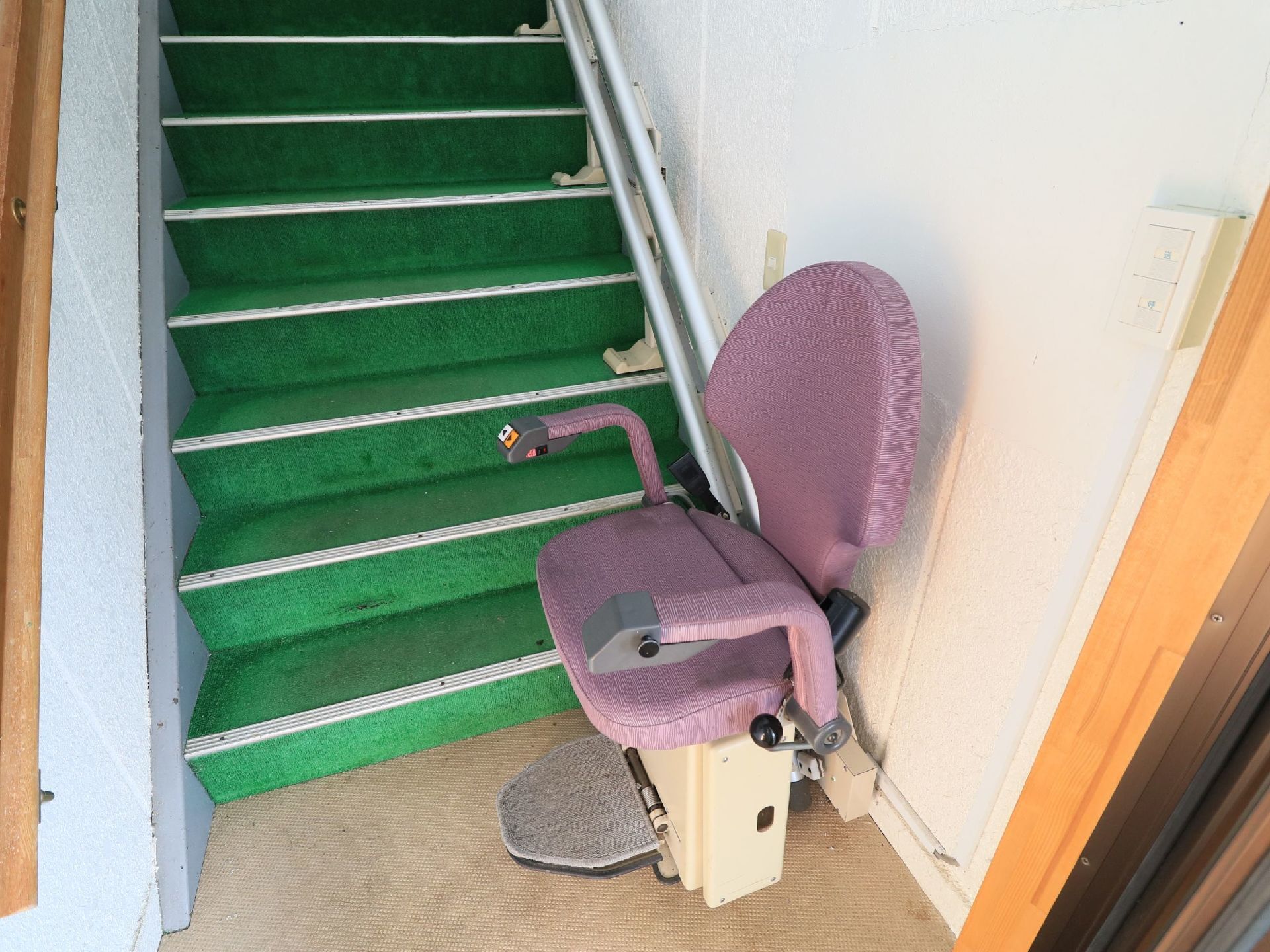 エントランスは広く場所を空けてあるので、車椅子や歩行器をご利用の方も通行がしやすいようになっている。