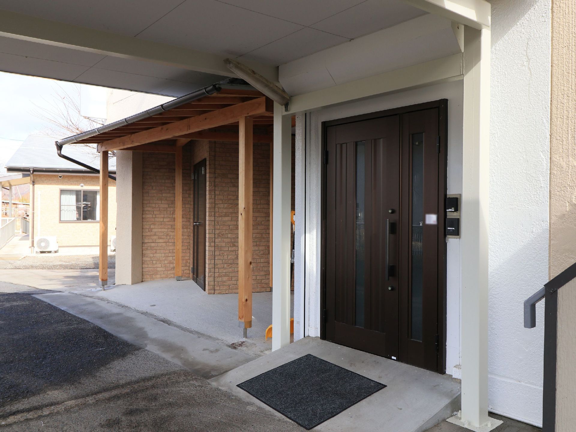 山間の閑静な住宅街に建てられている。雪が降った際に雪かきをしやすいように、屋根はゆるい傾斜をつけて設置されている。