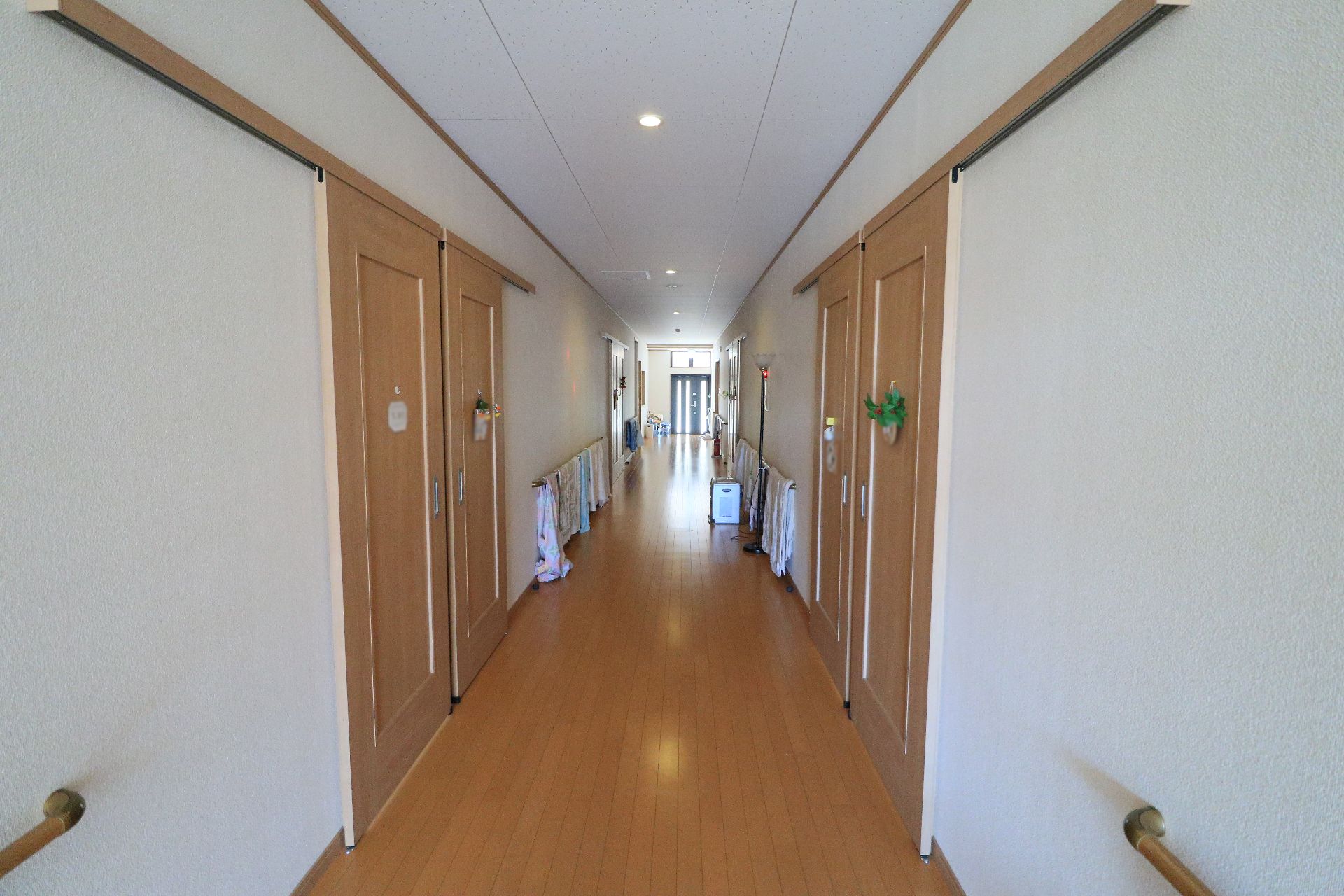 手すりが設置されている廊下