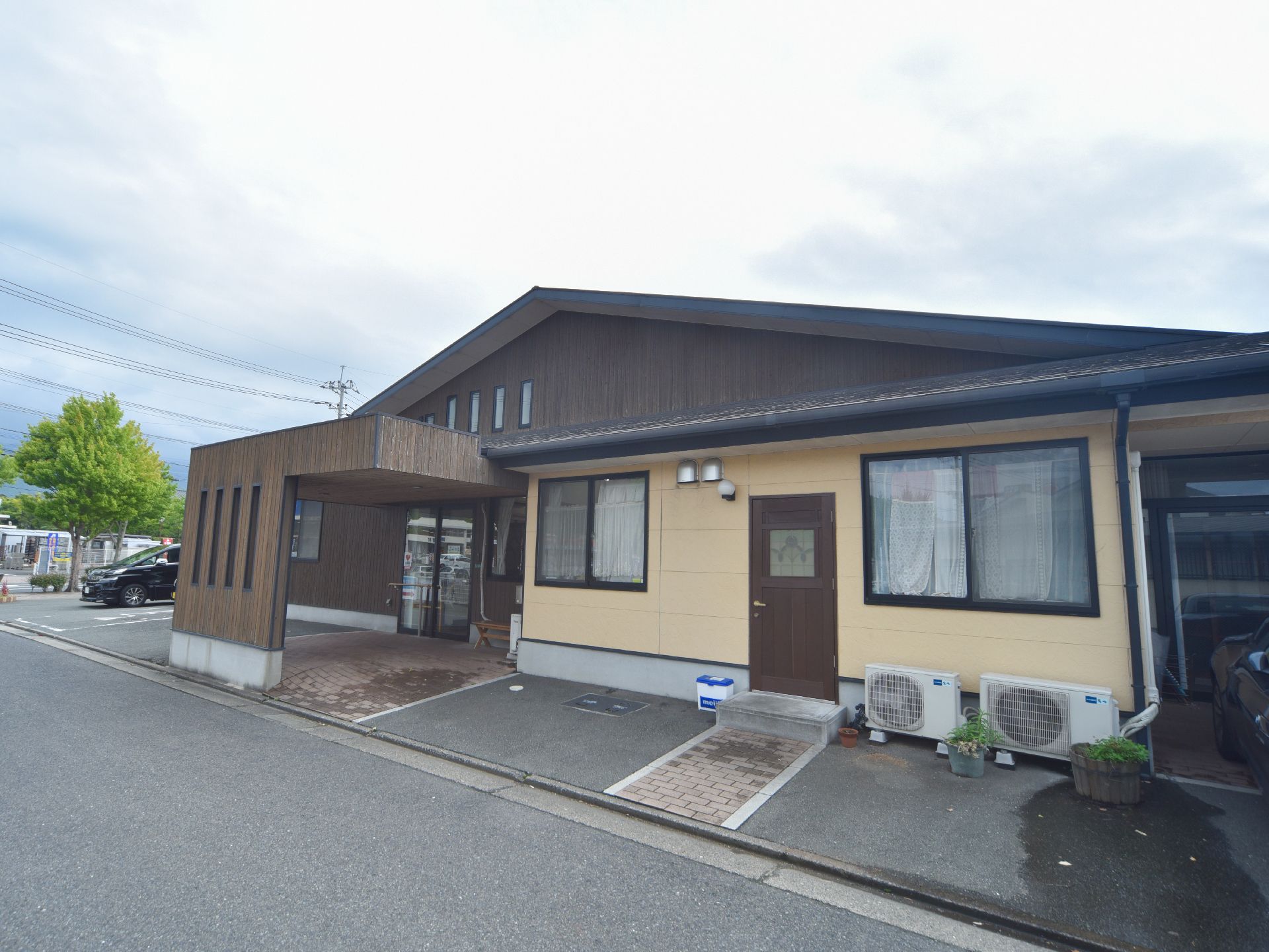 三角屋根の民家のような落ち着いた雰囲気がある。建物周辺はバリアフリー構造なので、車いすでの移動がスムーズにできる。