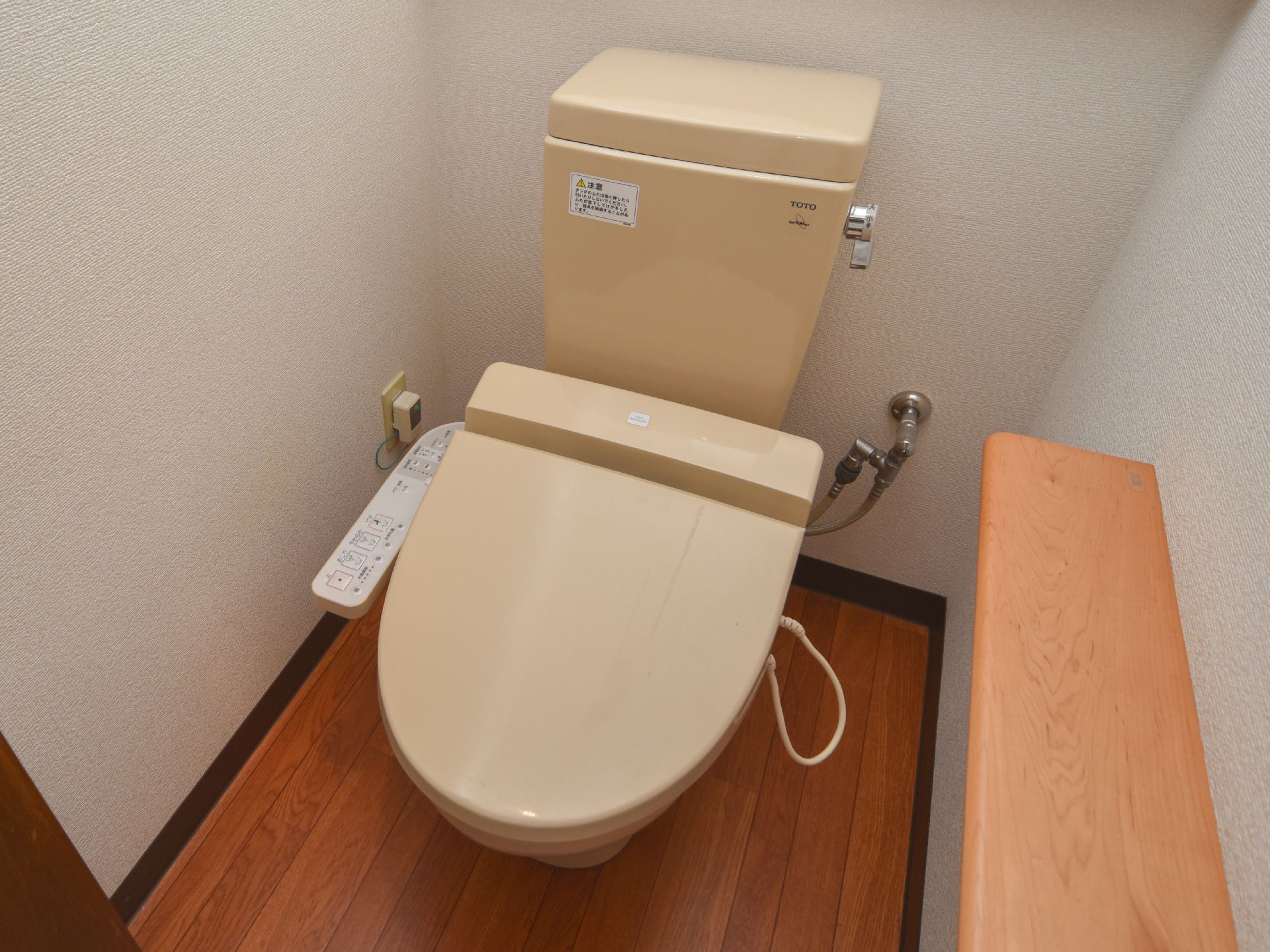 清潔感のあるトイレには温水洗浄便座が完備されている。ボタンを押すだけで操作ができるので覚えやすく便利。
