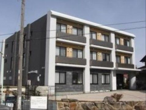 「四季の華 名東山の手」の外観。3階建てのマンションのような佇まい。
