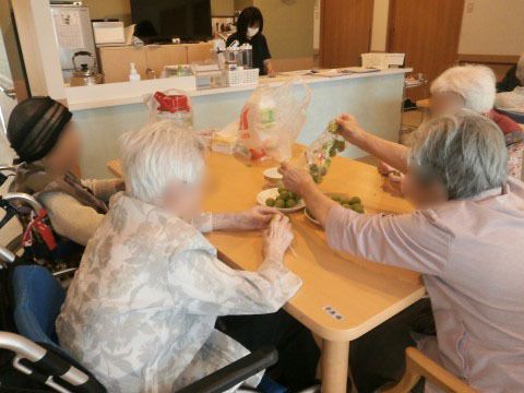 「四季の華 名東山の手」のレクリエーション。レクリエーションを行っている様子。