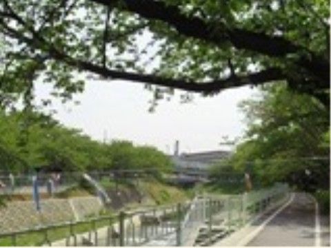 「四季の華 名東山の手」の周辺環境。香流川がある。