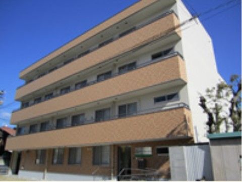 明るく広々とした建物の外観