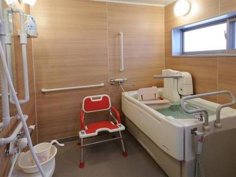 １階にある介助浴室には、手摺や介助用のイス、機械浴槽があり、見守りやスタッフの介助により安心して入浴できる。