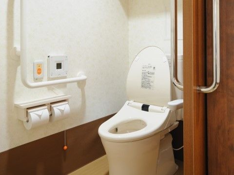 トイレは、暖房便座であたたかく、手摺や緊急用ボタンが設置されており、緊急時にはスタッフがかけつける。