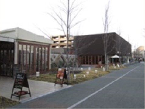 新開発エリアには、話題のレストランや土産物などを売っているお店が数多くあり、様々な商品が購入できる。