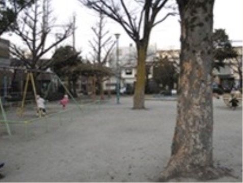 施設の近くには、お散歩に行くのにちょうど良い公園があり、ブランコなどの遊具があって、小さな子供たちが遊びに来る。