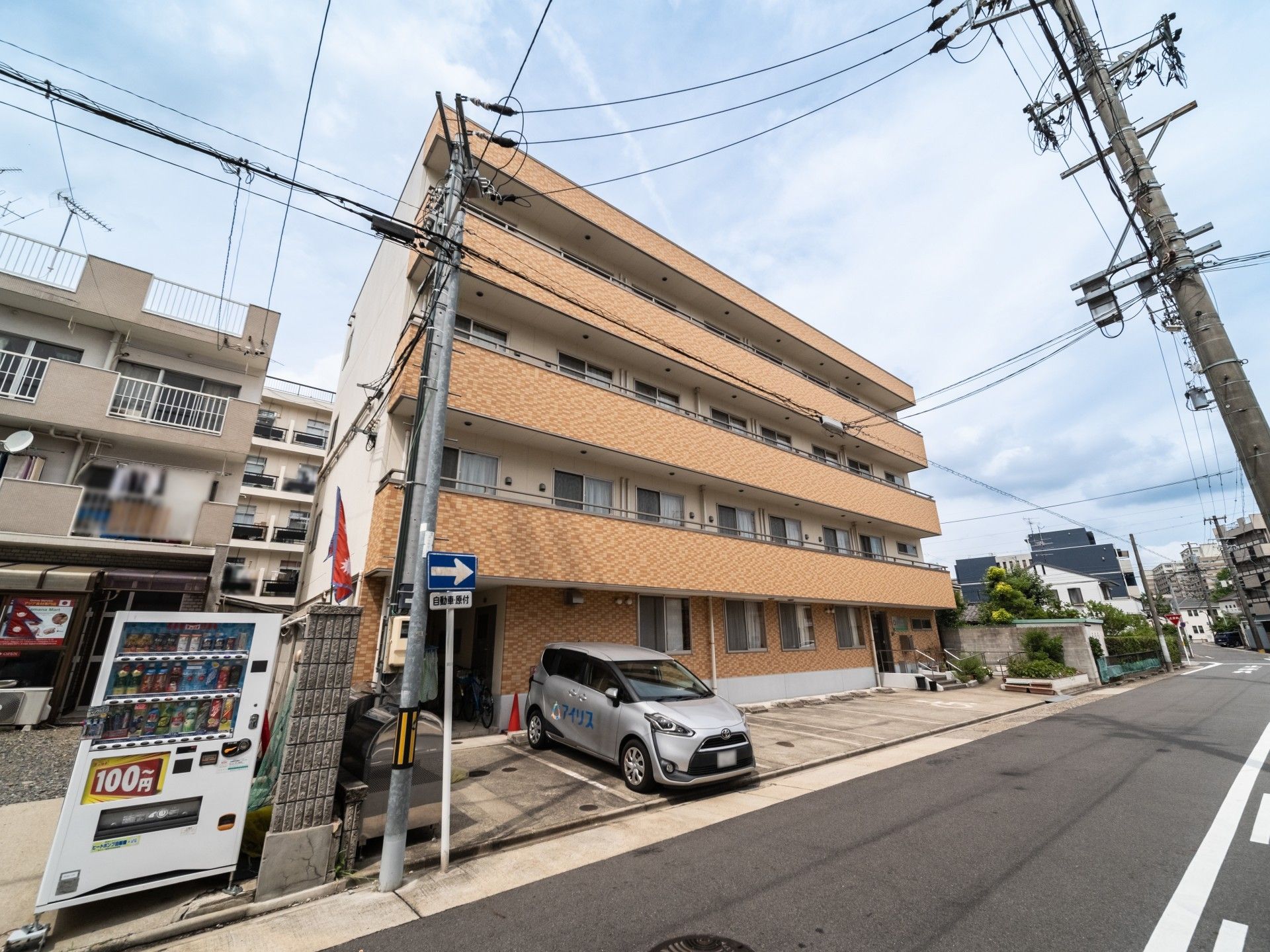 施設の全体がうかがえる外観
