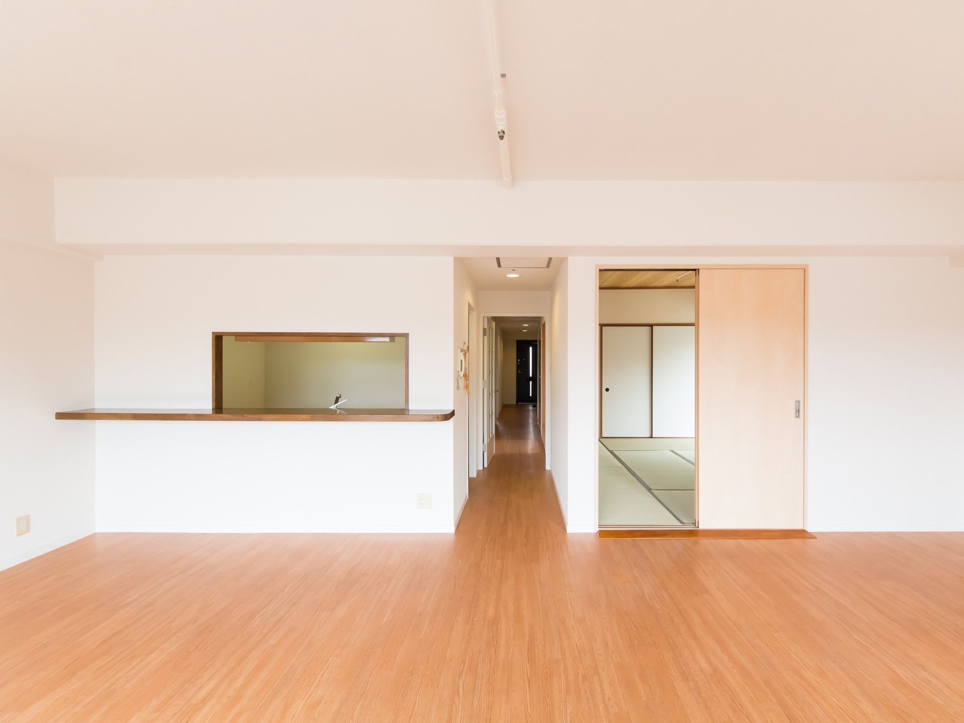 ファミリータイプの部屋はリビングダイニングのほか、個室がある大変広い部屋である。ゆとりのある空間で閉塞感なく暮らすことができる。