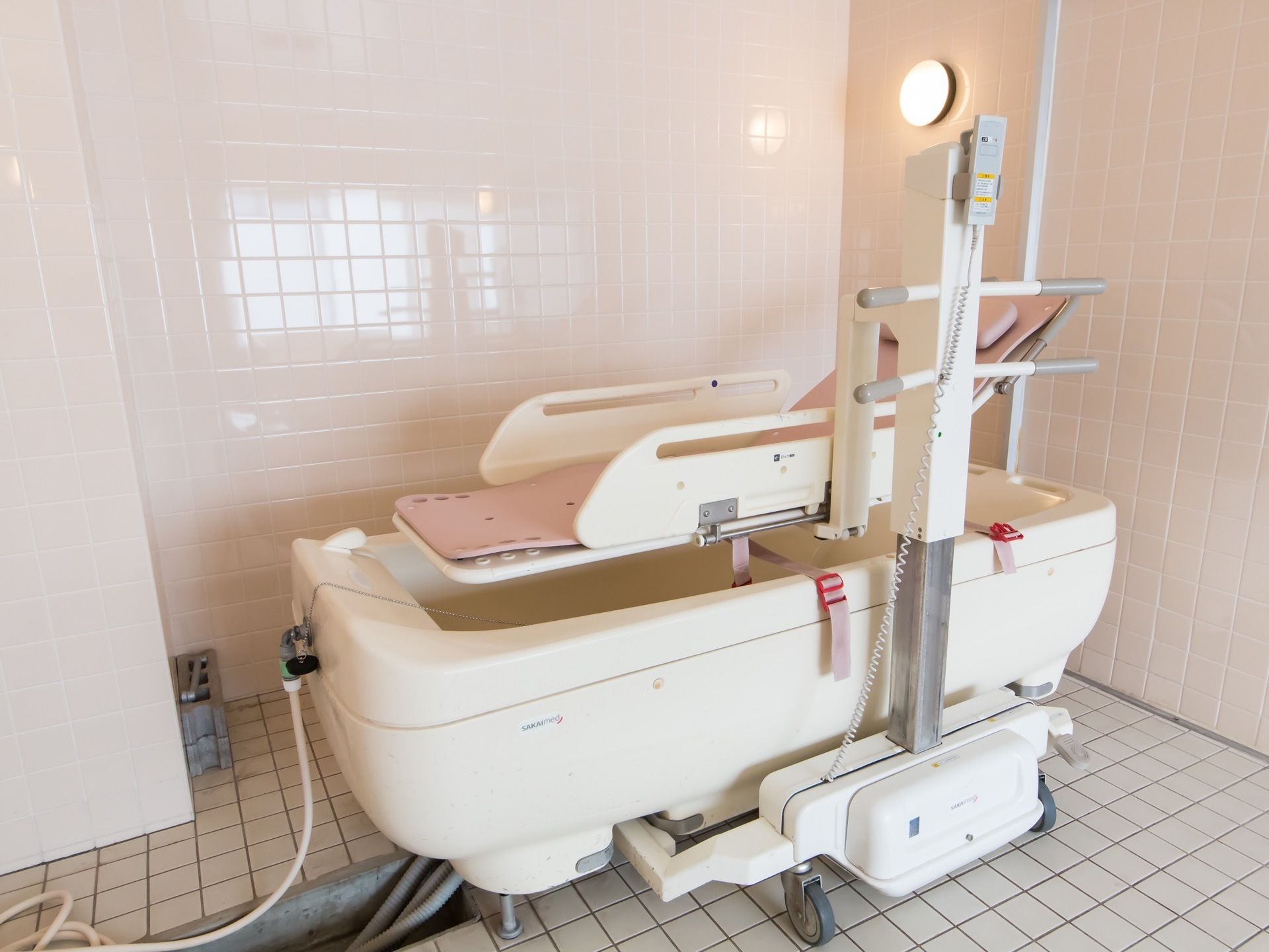 自立が困難な入居者様は、スタッフによる入浴介助を受けることができる。特殊浴室を設け、寝た状態で体に無理のない入浴を提供している。