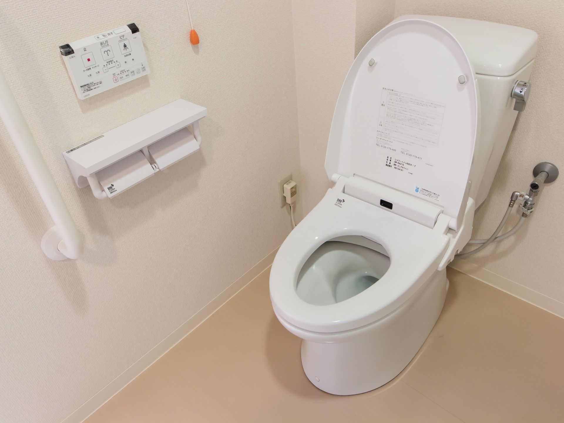 トイレにはナースコールを備えつけ、急な体調不良時に対応している。スタッフがすぐに駆けつけるため、安心して利用できる。