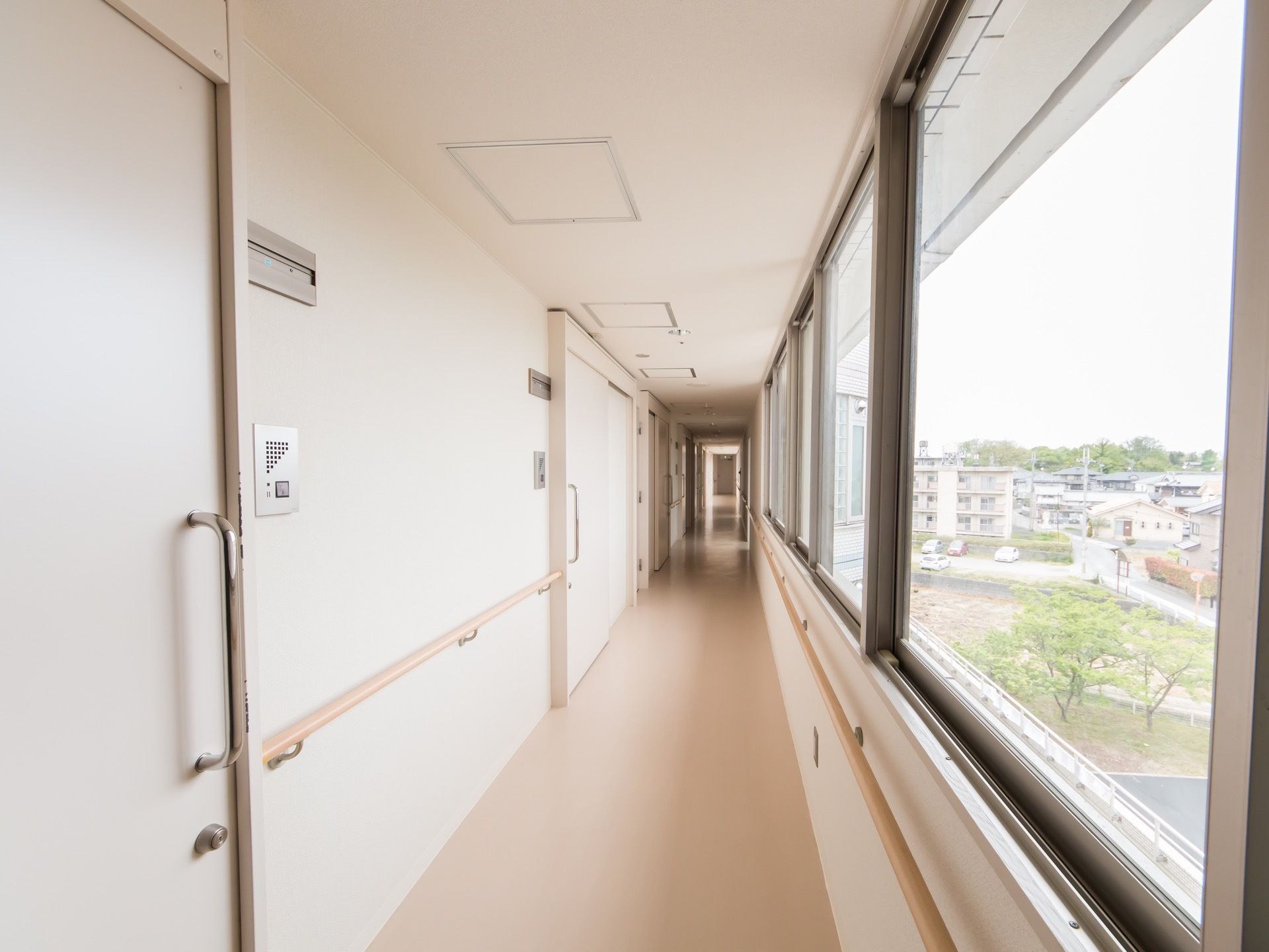 居室にはインターホンがついており、プライバシーが守られている。窓に面した通路は明るく、大変見通しが良い。